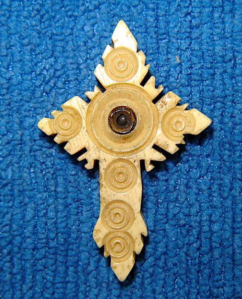 This original stanhope viewer, possibly made of bone, is from the 1800's and shows a picture of Jesus with children. The micro photo states that it is for First Holy Communion. Collection of the author.